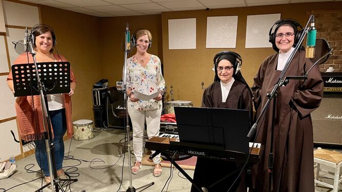 Grabación del disco del coro San Juan de la Cruz de San Fernando que dedica a la Hermana Cristina, con la colaboración de algunas religiosas del convento.