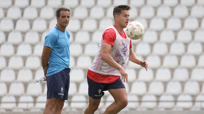 Antonio Caballero controla el balón en el entrenamiento del Córdoba CF de este jueves.