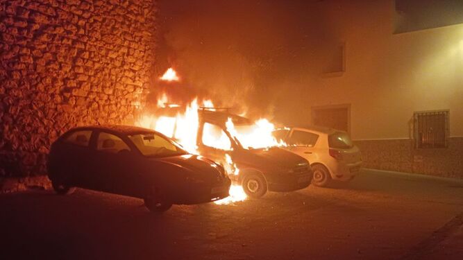 Los coches incendiados en una calle de Baena.