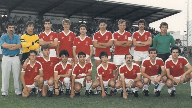 Foto de familia del Atlético Espeleño en la década de los 80.