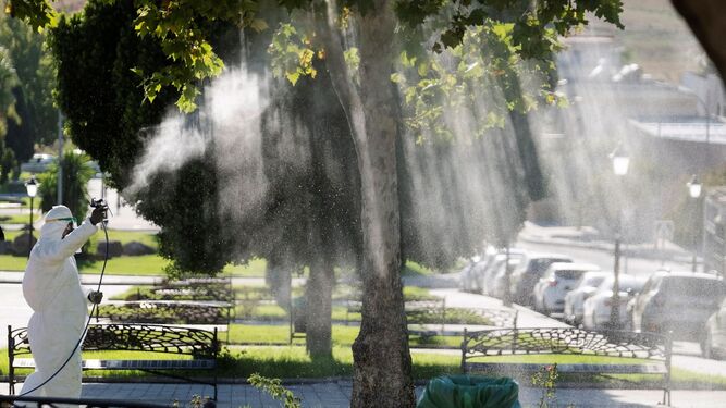 Un operario fumiga unos jardines para detener el avance del mosquito del Virus  del Nilo.