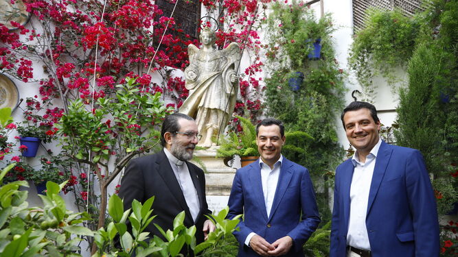 Juanma Moreno, José María Bellido y Fernando Cruz-Conde, en el patio de la iglesia del Juramento de Córdoba.