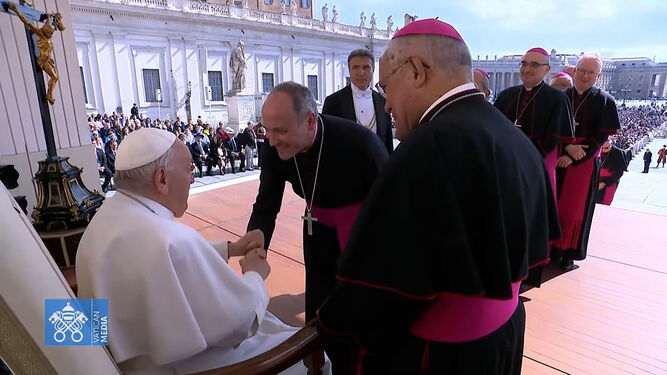 El Papa Francisco saluda a Antonio Prieto.