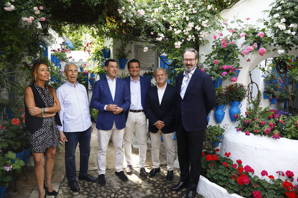 La visita de Juanma Moreno a los Patios de C&oacute;rdoba, en im&aacute;genes