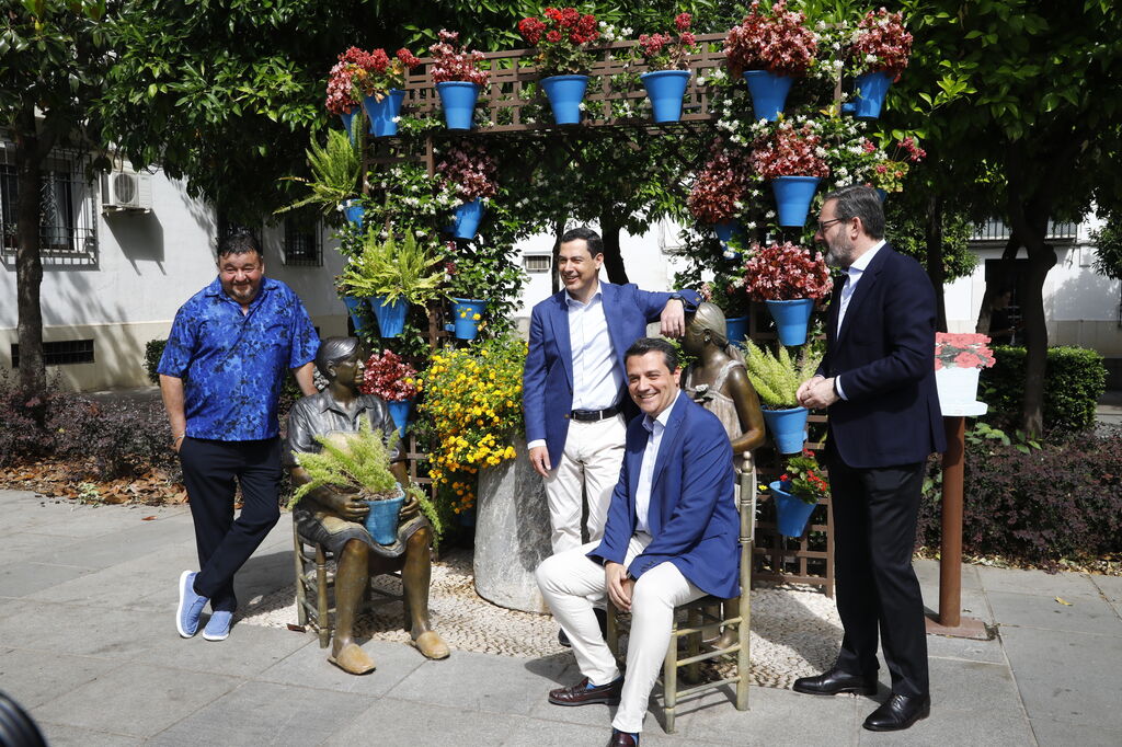 La visita de Juanma Moreno a los Patios de C&oacute;rdoba, en im&aacute;genes
