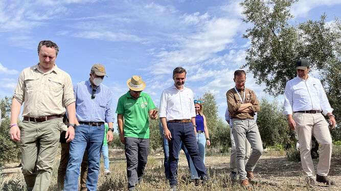 El consejero de Medio Ambiente Ramón Fernández-Pacheco, en su visita a Aguilar de la Frontera.