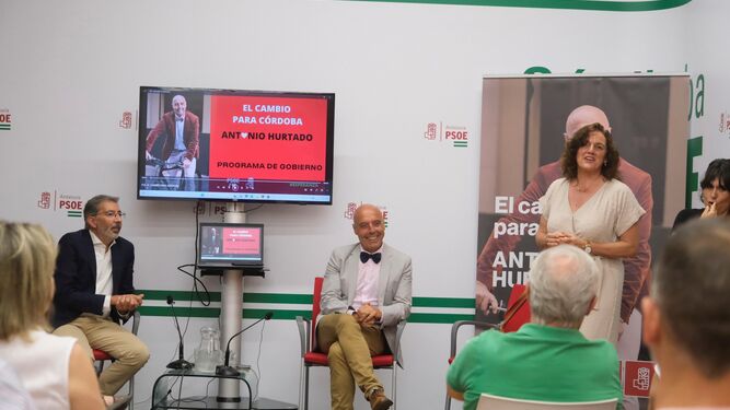Antonio Hurtado, en el centro, durante la presentación de su programa electoral en la sede del PSOE.