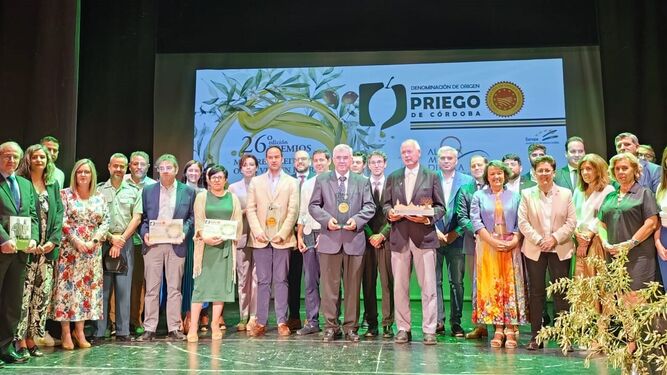 Foto de familia de los premiados de la DO Priego de Córdoba.
