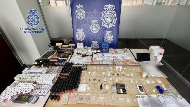 Agentes de la Policía Nacional han detenido en la provincia de Alicante a cinco personas como presuntas integrantes de un grupo criminal dedicado a la distribución de pornografía infantil y al tráfico de sustancias psicotrópicas.