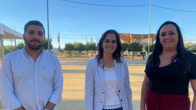 Miguel Castellano, Yolanda Almagro y Marta León, en su visita a El Arenal.