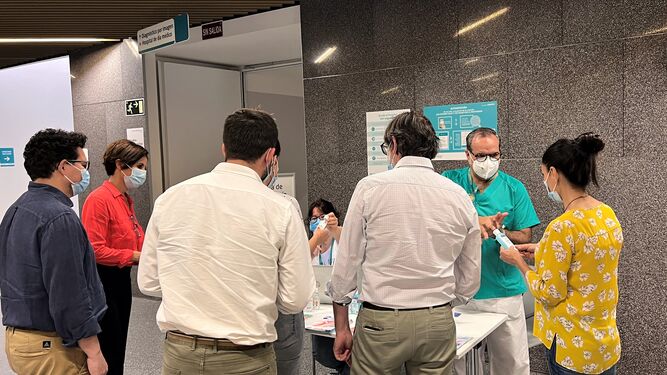 Profesionales de Quirónsalud Córdoba explican a pacientes y familiares cómo realizar una correcta higiene de manos.