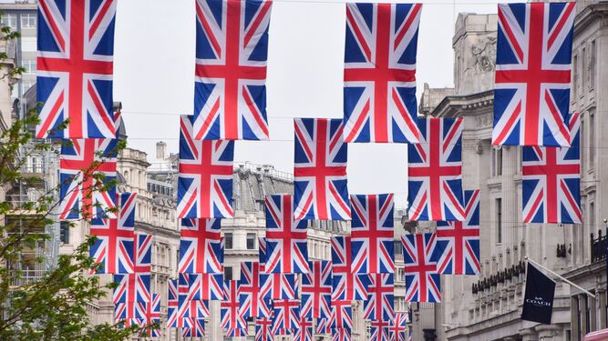 Decenas de banderas británicas decoran Regent Street a la espera de la coronación de Carlos III.