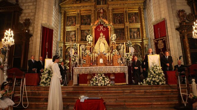 Inmaculada Concepción Lara Jiménez, ante el altar mayor de San Mateo, antes de convertirse en Aracelitana Mayor.