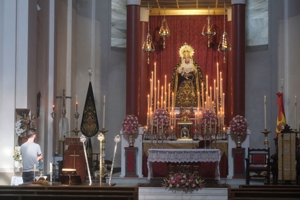 La hermandad de las Penas de Santiago venera a la Virgen de los Desamparados, en im&aacute;genes
