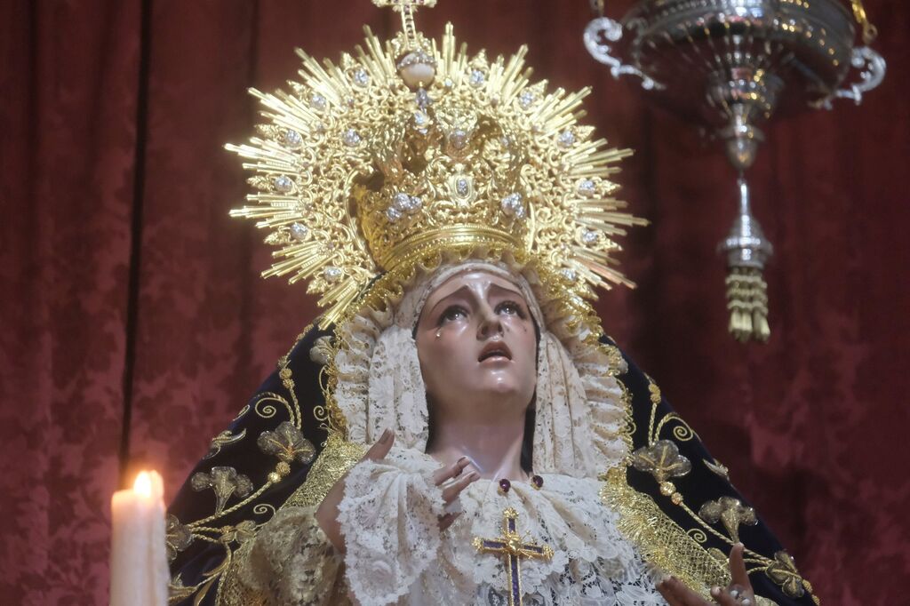 La hermandad de las Penas de Santiago venera a la Virgen de los Desamparados, en im&aacute;genes