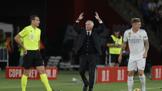 Ancelotti hace un gesto junto a Kroos.