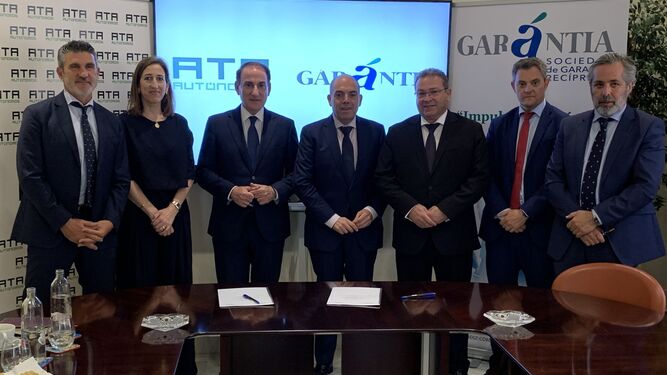 Foto de familia del acuerdo firmado entre Garántia y ATA para facilitar e impulsar la financiación a autónomos andaluces