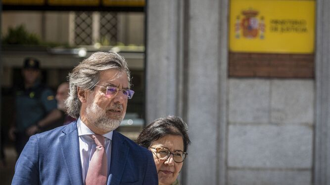 a presidenta de la Asociación de Fiscales, Cristina Dexeus y  Juan José Carbonero, miembro de la Asociación Profesional de la Magistratura a su salida del Ministerio.