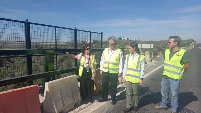 Cristina Casanueva y Esteban Morales visitan las obras sobre el puente de la línea férrea Córdoba-Málaga.