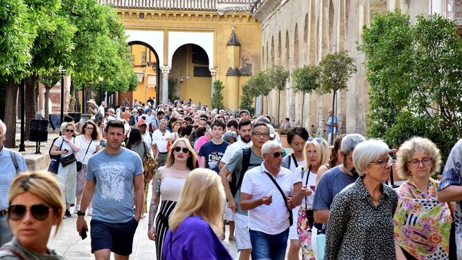 Turistas en el Patio de los Naranjos de la Mezquita-Catedral de Córdoba.
