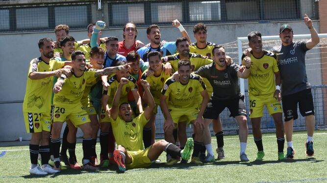 Los jugadores del Salerm Puente Genil celebran su victoria en Gerena.