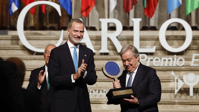 El rey Felipe entrega el galardón a António Guterres.