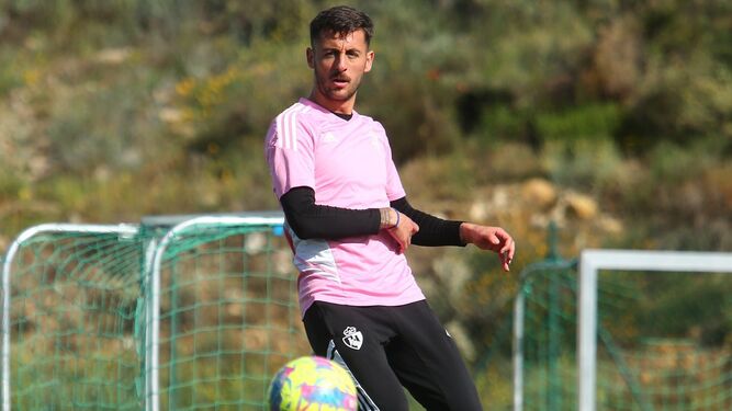 Adri Castellano golpea el balón en un entrenamiento de la Ponferradina.