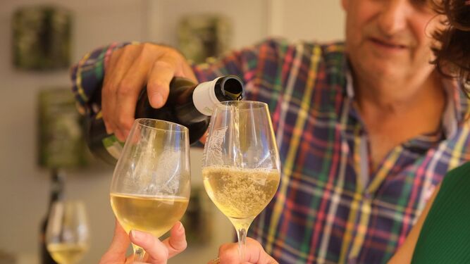Una persona sirve un vino de Montilla-Moriles.