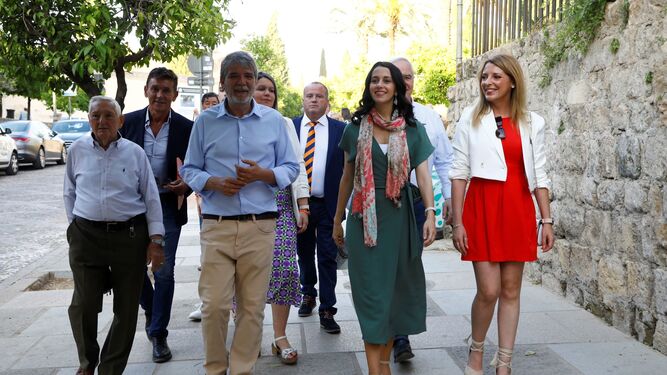 Inés Arrimadas, durante su paseo electoral por Córdoba, junto al candidato de Cs, Jesús Lupiáñez.