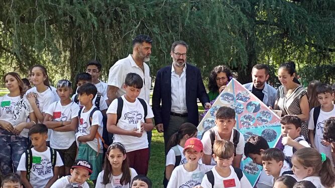 El delegado de la Junta en Córdoba, Adolfo Molina, junto con los niños participantes.