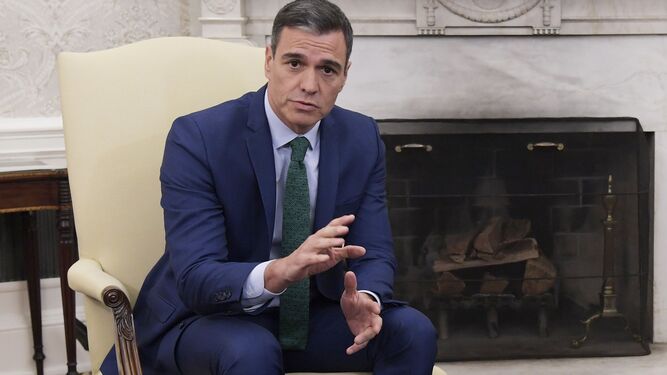 Pedro Sánchez habla con la prensa en el Despacho Oval de la Casa Blanca.