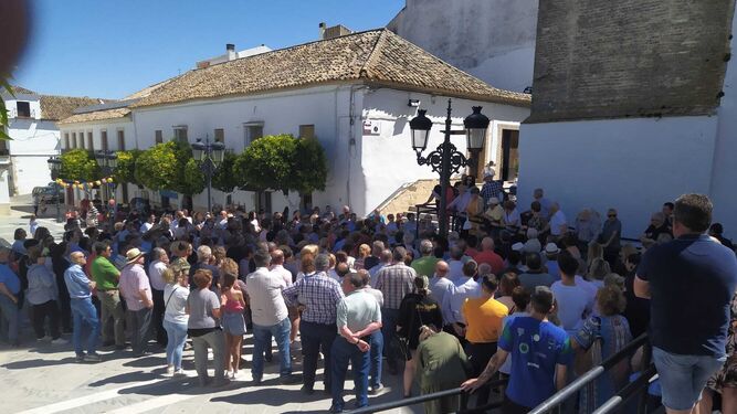 Concentración de los vecinos de Montemayor en apoyo al alcalde.