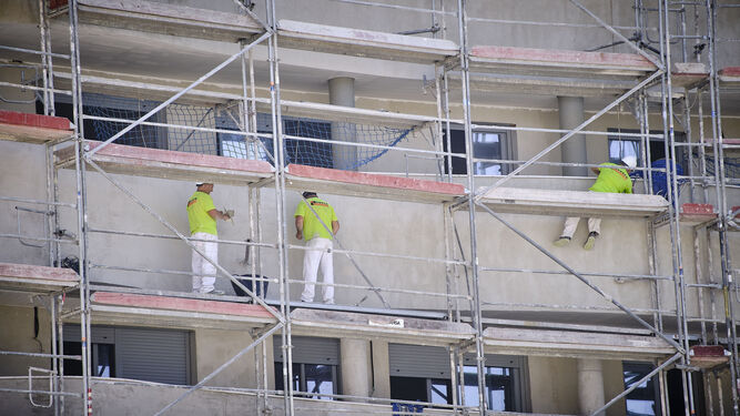Trabajadores en la construcción de un bloque de viviendas en Córdoba.