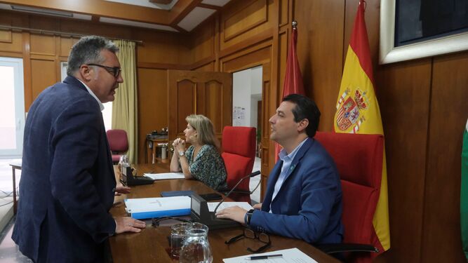 El portavoz de Cs, Manuel Torrejimeno, conversa con el alcalde, José María Bellido.