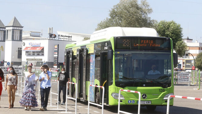 Llegada en autobús de personas a la Feria de Córdoba en 2022.