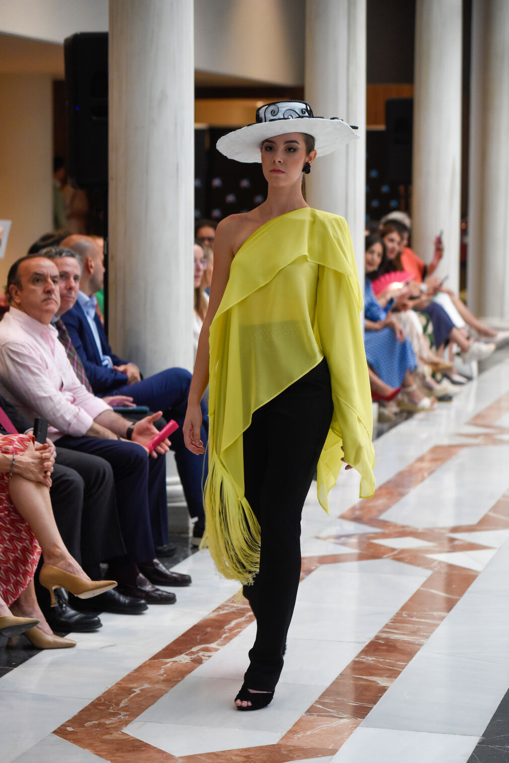 Moda flamenca, novia e invitada en el desfile CaixaBank se viste de moda andaluza
