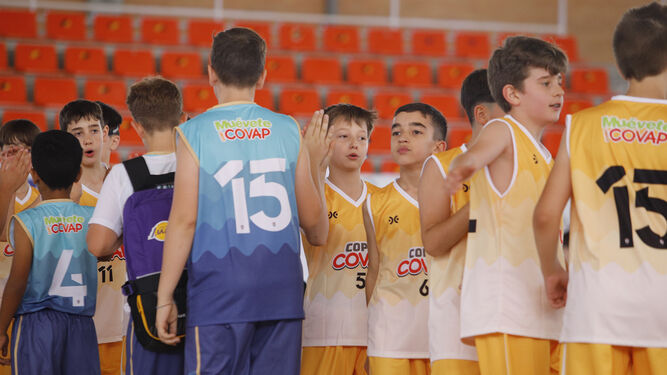 Niños saludándose tras un partido de baloncesto de la Copa Covap.