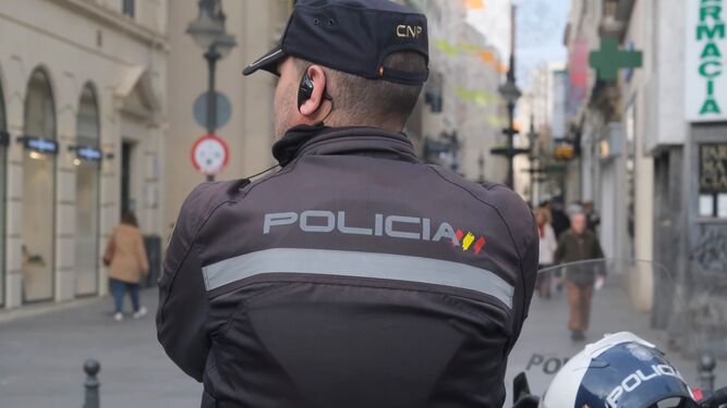 Un policía nacional en Córdoba.