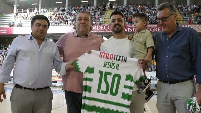Jesús Rodríguez recibe una camiseta conmemorativa por sus 150 partidos con el Córdoba Futsal.