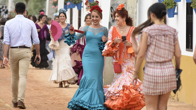 Varias mujeres vestidas de flamencas en el recinto ferial de El Arenal en 2022.