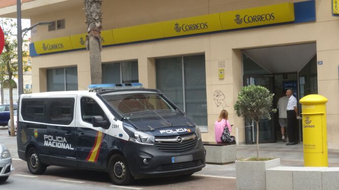 Un furgón policial en una oficina de Correos en Melilla.
