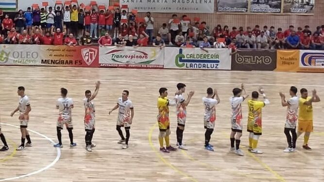 Los jugadores del Bujalance Futsal aplauden a sus aficionados al inicio del partido.