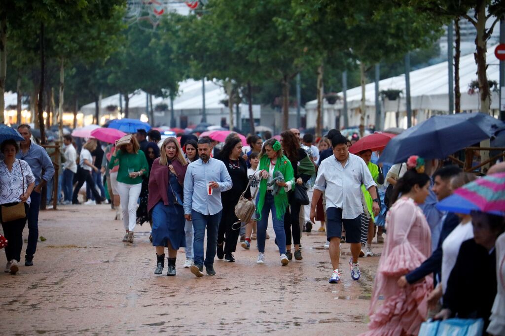 La intensa lluvia de este s&aacute;bado en la Feria de C&oacute;rdoba, en im&aacute;genes