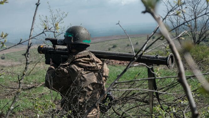 Un militar ucraniano en las proximidades de Bajmut.
