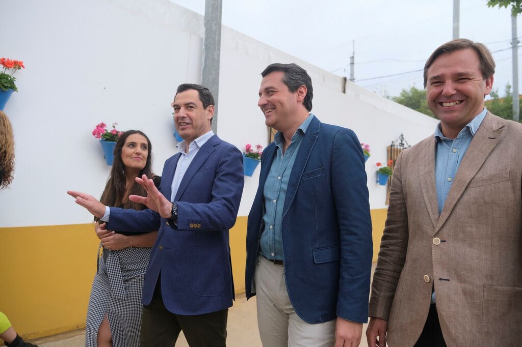 La visita de Juanma Moreno a la Feria de C&oacute;rdoba, en im&aacute;genes