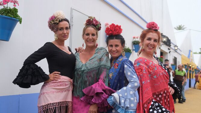 Un grupo de amigas, con trajes de flamenca.