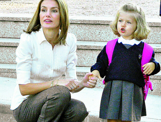 La entonces princesa Letizia en el primer d&iacute;a de cole en septiembre de 2008, en el colegio Santa Mar&iacute;a de los Rosales, donde ya acudi&oacute; su padre