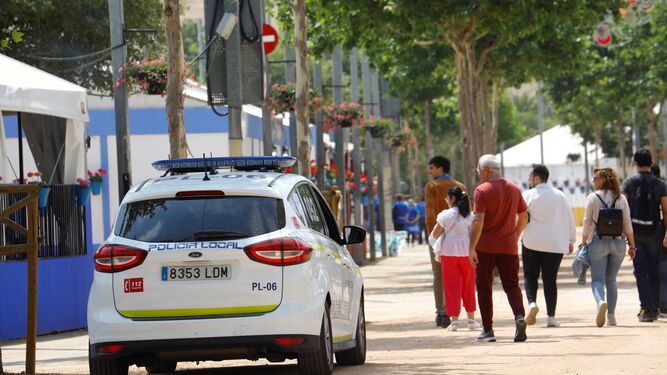 Un coche patrulla de la Policía Local de Córdoba en el recinto ferial.