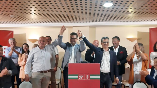 El ministro de la Presidencia, Félix Bolaños, el viernes pasado en un acto de la campaña con el candidato del PSOE en Mojácar, Manuel Zamora.