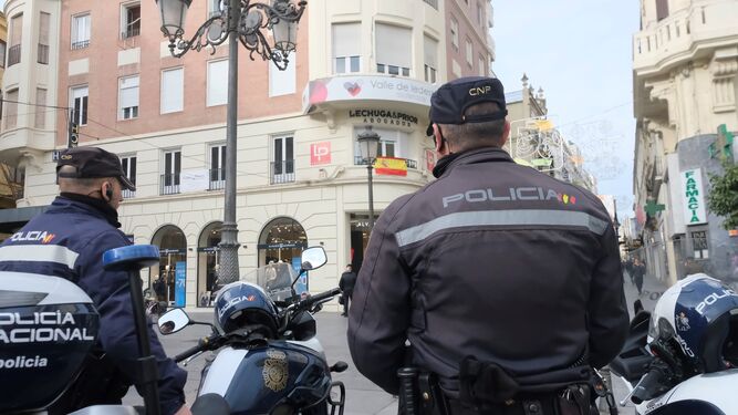 Policías nacionales, en el centro de Córdoba.